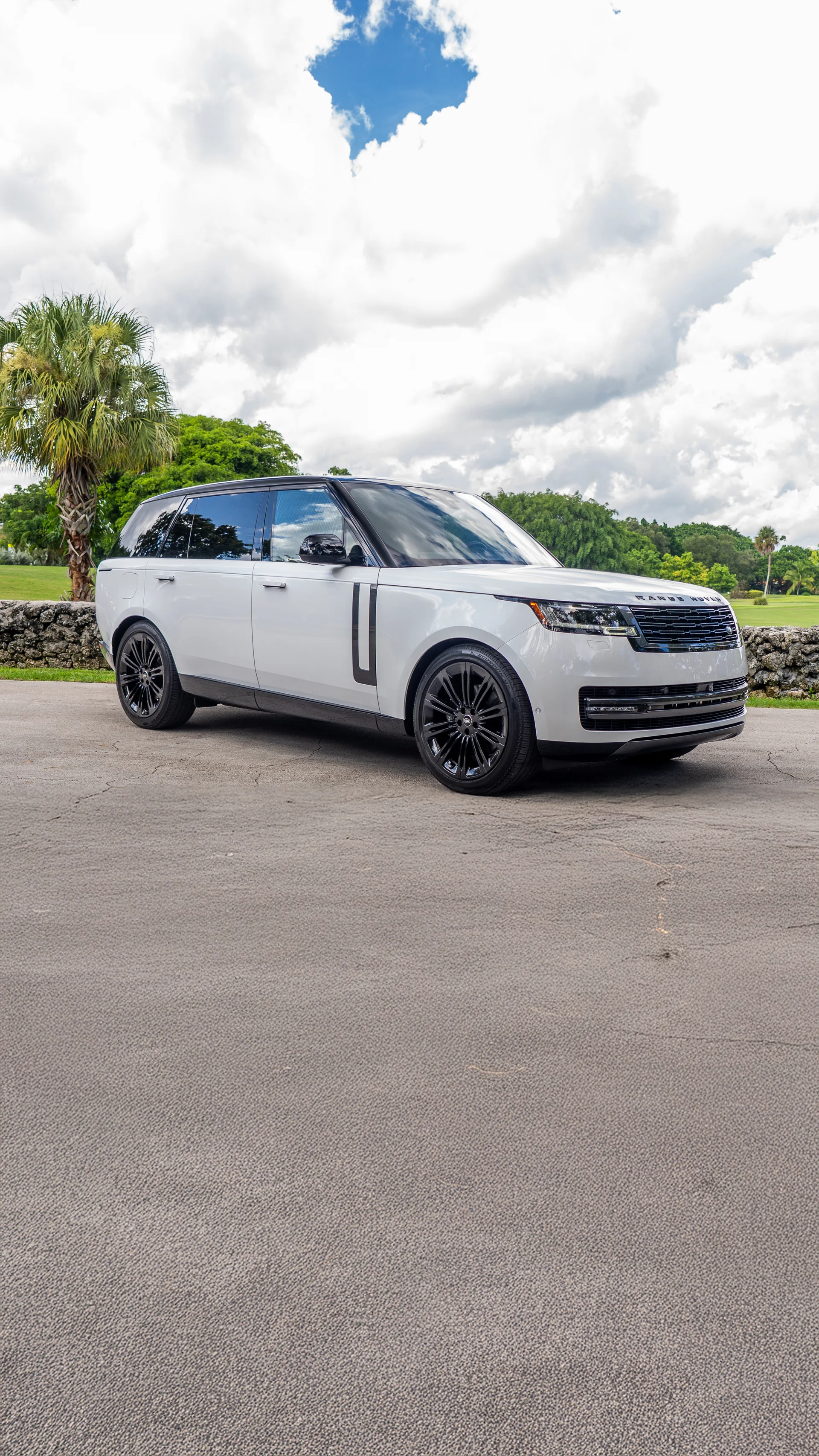 Range Rover HSE rental — exterior front three-quarter view